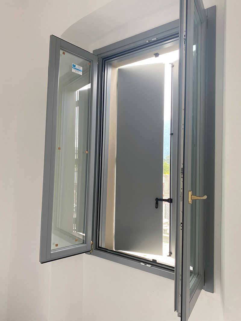Finestra con infissi in PVC Bergamo installata da Francesca Serramenti in casa residenziale