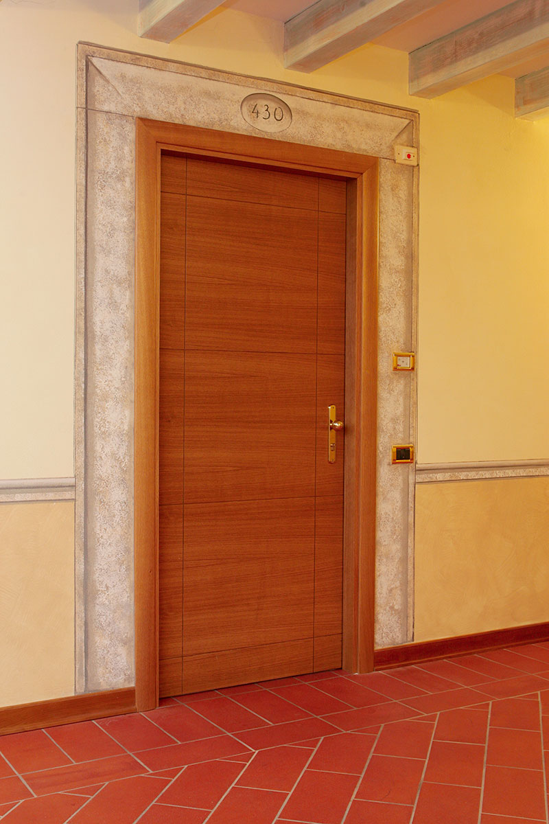 Primo piano di una porta interna a Treviglio in legno con finiture pregiate