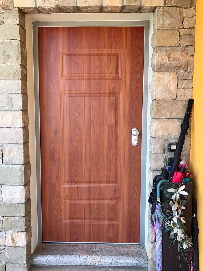 Portoncino blindato misura standard installato da Francesca Serramenti per proteggere l’ingresso di casa con sicurezza