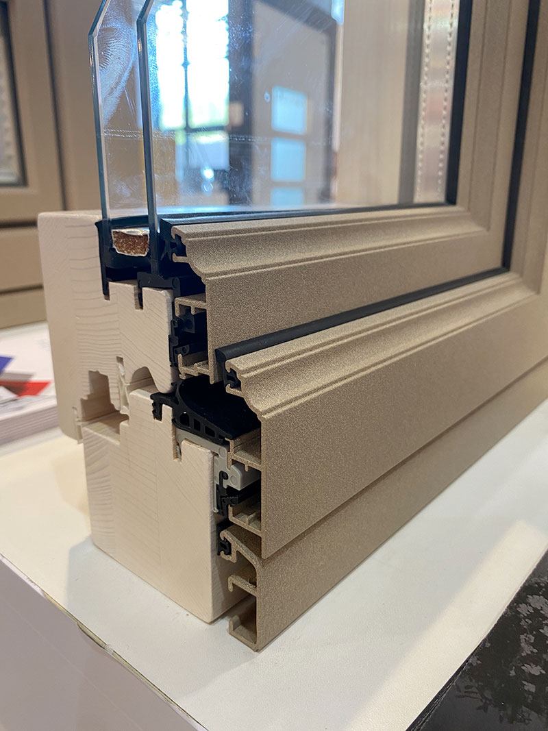 Primo piano serramenti in legno alluminio Bergamo dal design moderno
